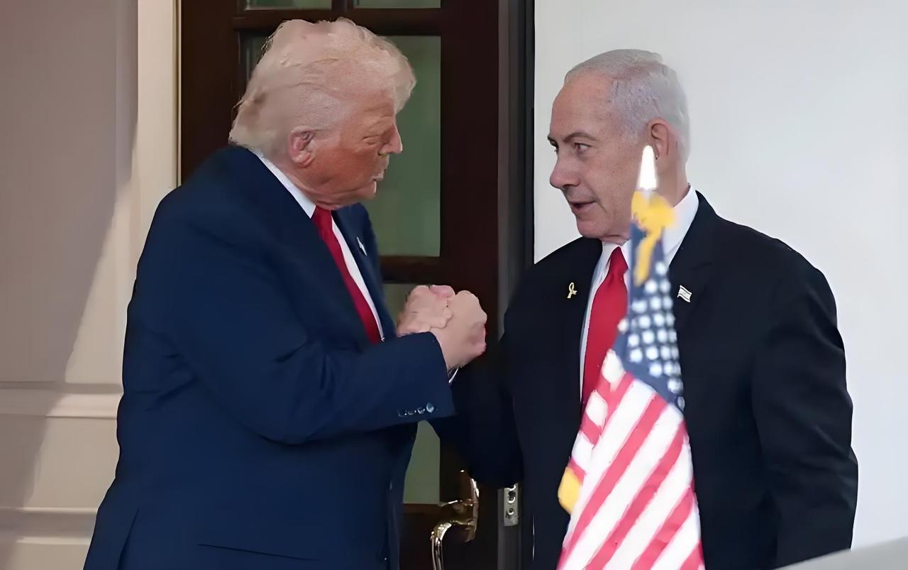 特朗普1946年出生，比内塔尼亚胡大三岁。

特朗普是美国“战后”（第二次世界大