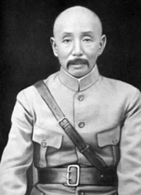 张作霖身高1.62米，体重90斤，他出身贫苦农民，瘦不拉几的，然而，他却能成为叱