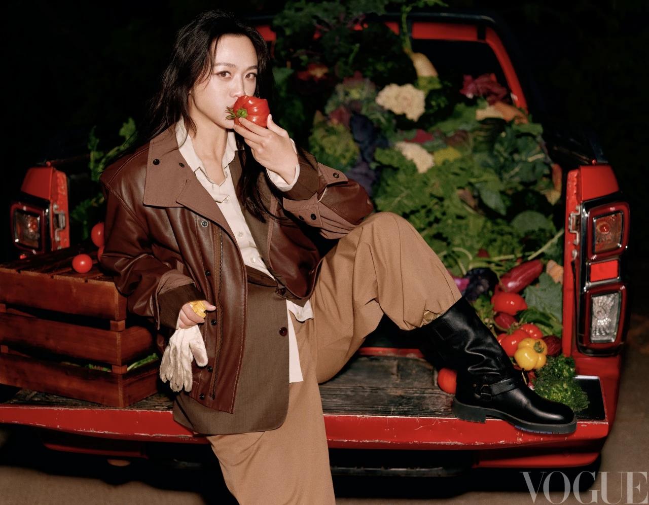 汤唯说，与女儿睡前会听《黄帝内经》，这样的妈很特别吧。
汤唯解释说，希望女儿 S