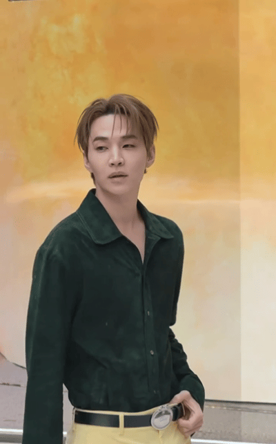 刘宪华南京线下活动造型刘宪华现身南京南京突如其来的小雨根本挡不住奔赴的热爱。He