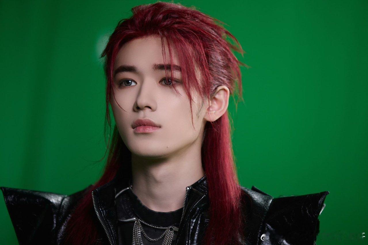 宋亚轩红发四宫格 宋亚轩晒红发随拍 宋亚轩晒红发随拍啦 