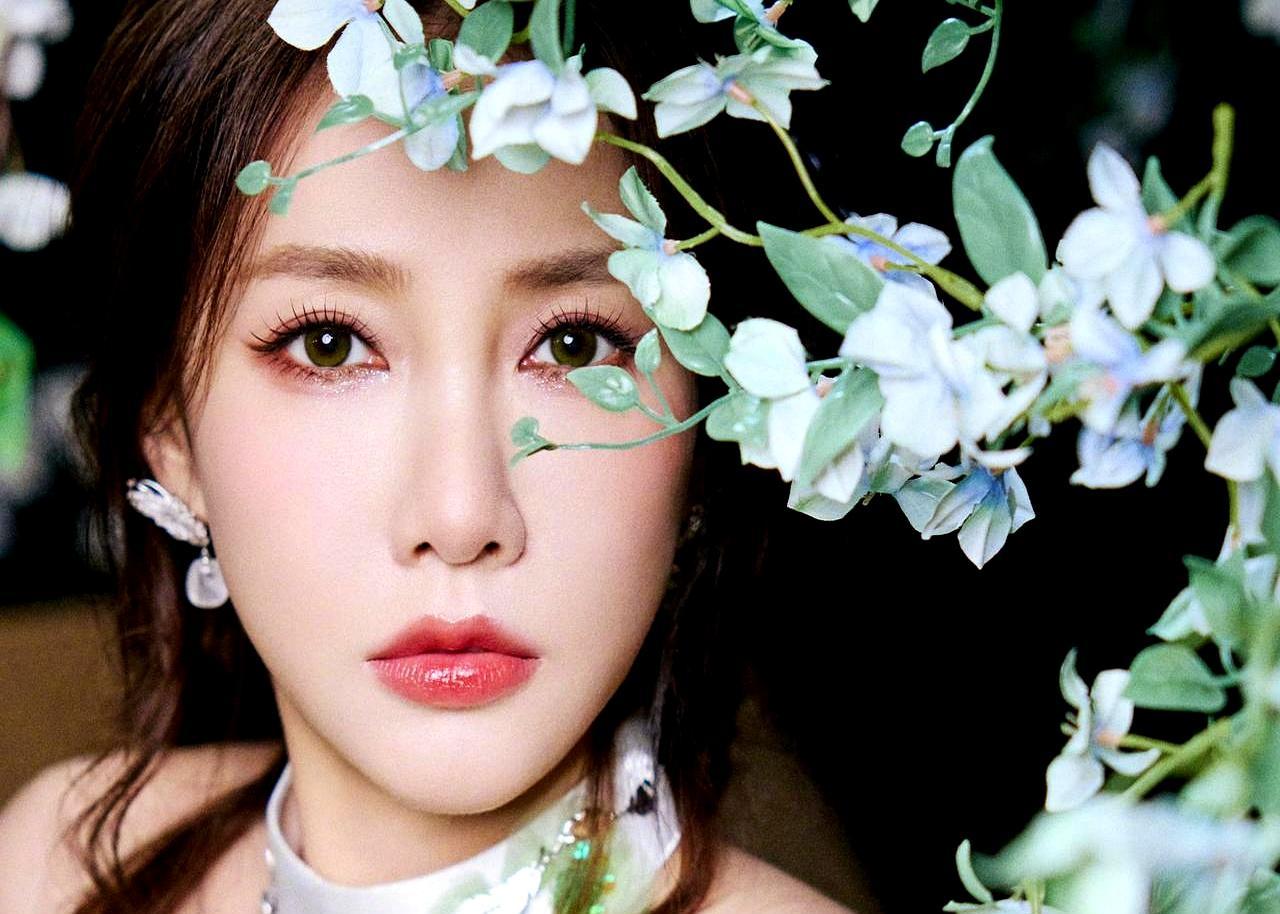 度假天堂迪拜沦为战区边缘，只用了一夜。
 
歌手弦子一家三口本在海滩度假。几声巨