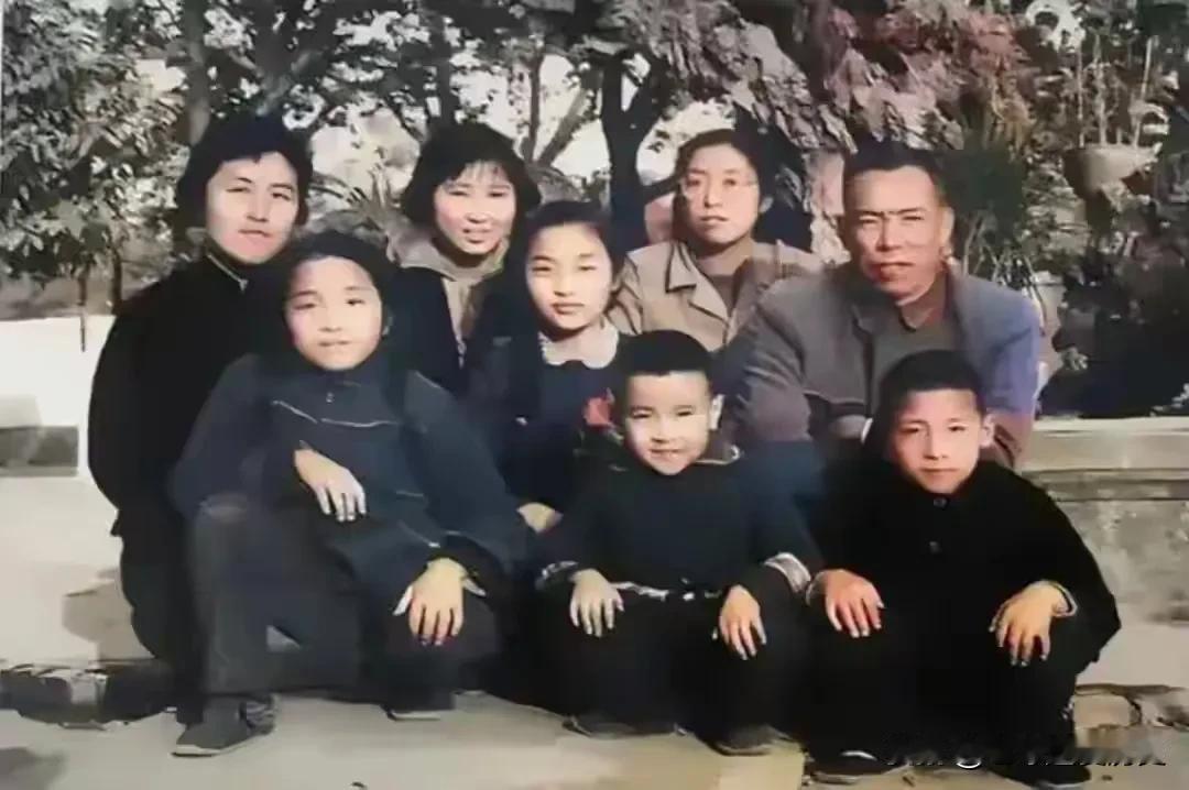 这张老照片是梁兴初将军一家极为珍贵的全家福，以户外的老树作为背景，一家人错落相依