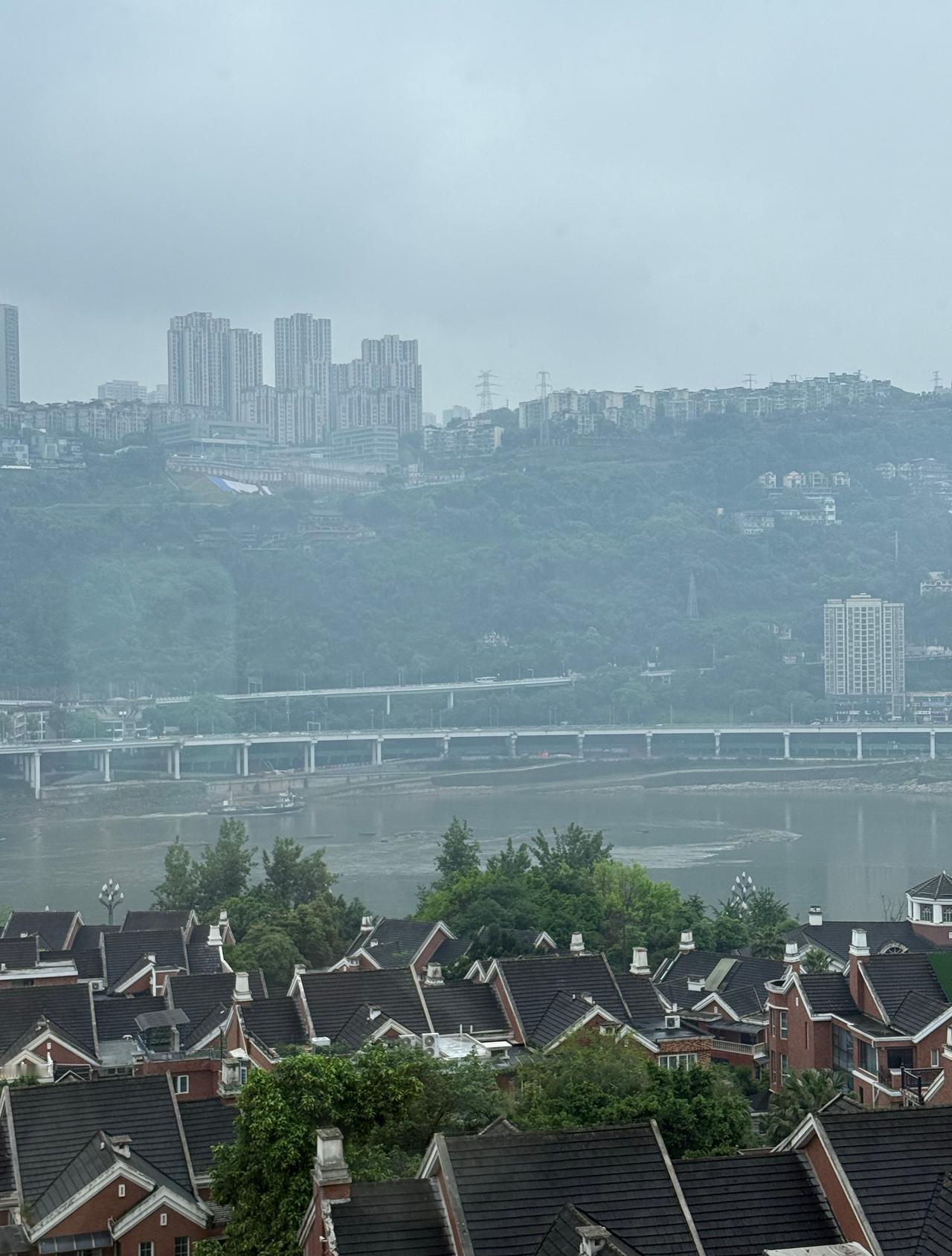 连续降雨，水势升高许多 ​​​