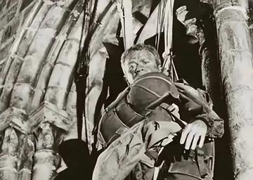 1944年，一名伞兵因失误，被挂在法国的一个教堂上，当德军发现他的时候，他装死骗