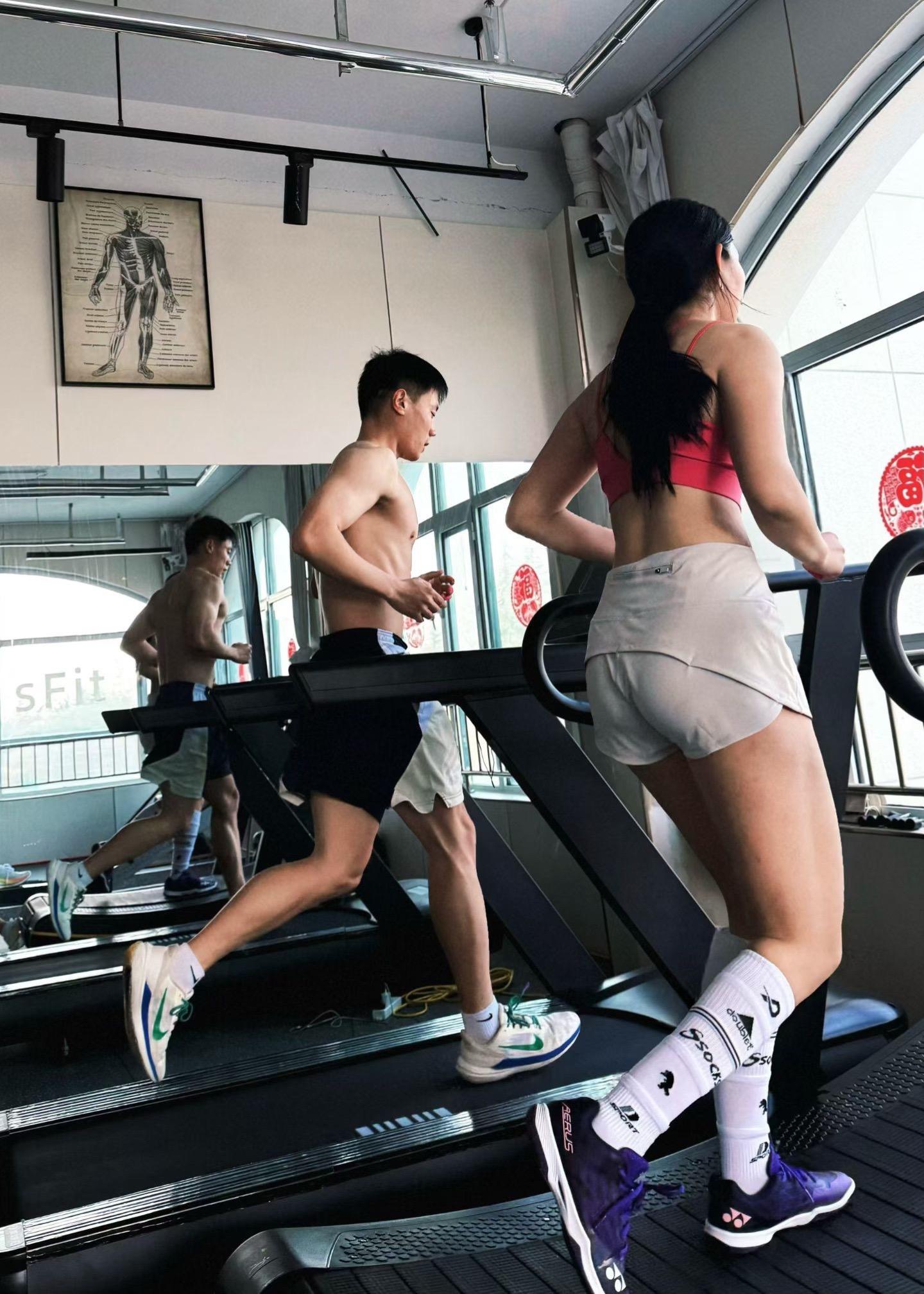 自由搏击教练的HYROX首次体验👇  🏃 8km跑：有氧耐力要补课...