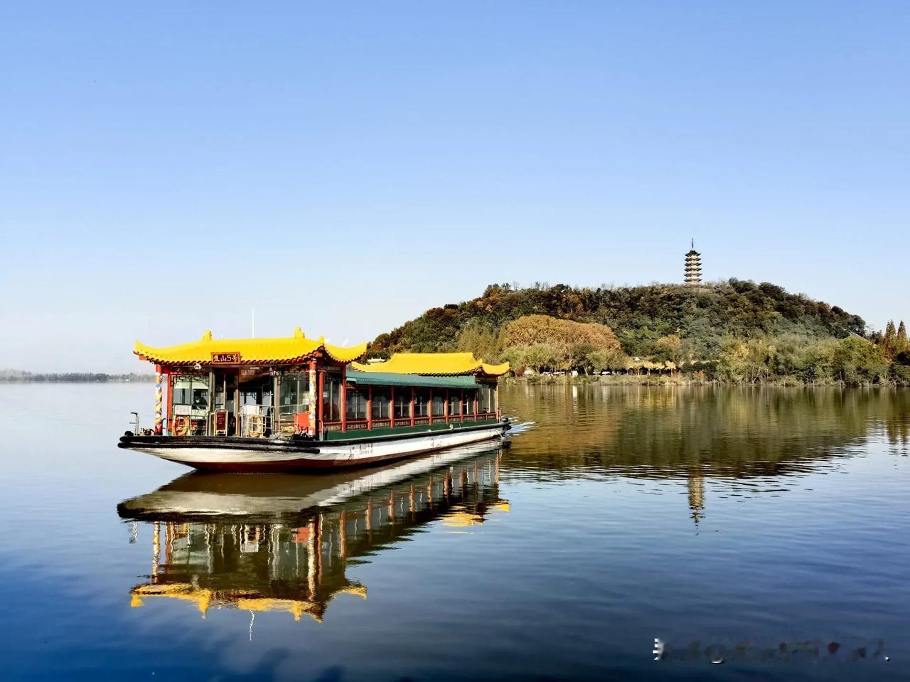 镇江焦山，江中浮玉。从南门入囗进入景区，还可以免费乘坐摆渡游船，体检感相当好。