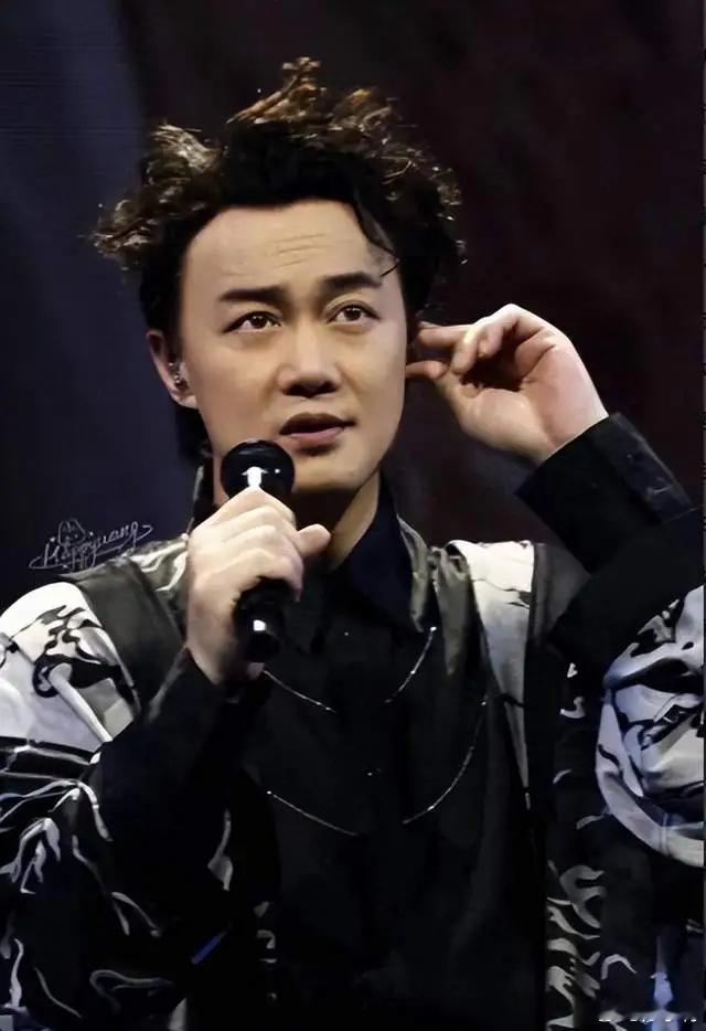 陈奕迅微博在线陈奕迅这个事我感觉不正常，现在除了叶晓粤之外，陈奕迅本人和团队没有