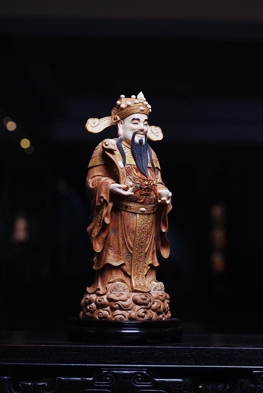 一尊财神，看的不是华丽，而是气韵。

老山檀温润沉静，木香悠然，人物开脸饱满，长