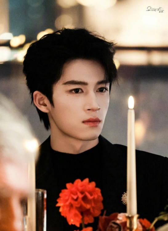 王星越参加芭莎晚宴图，小孩哥长大了。 
当年搭档吴谨言演《墨雨云间》时不过20出