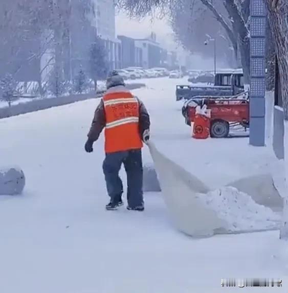 值得推广！山西运城，给环卫工人佩戴电子定位工牌上班，当地城市管理局:核心功能是保