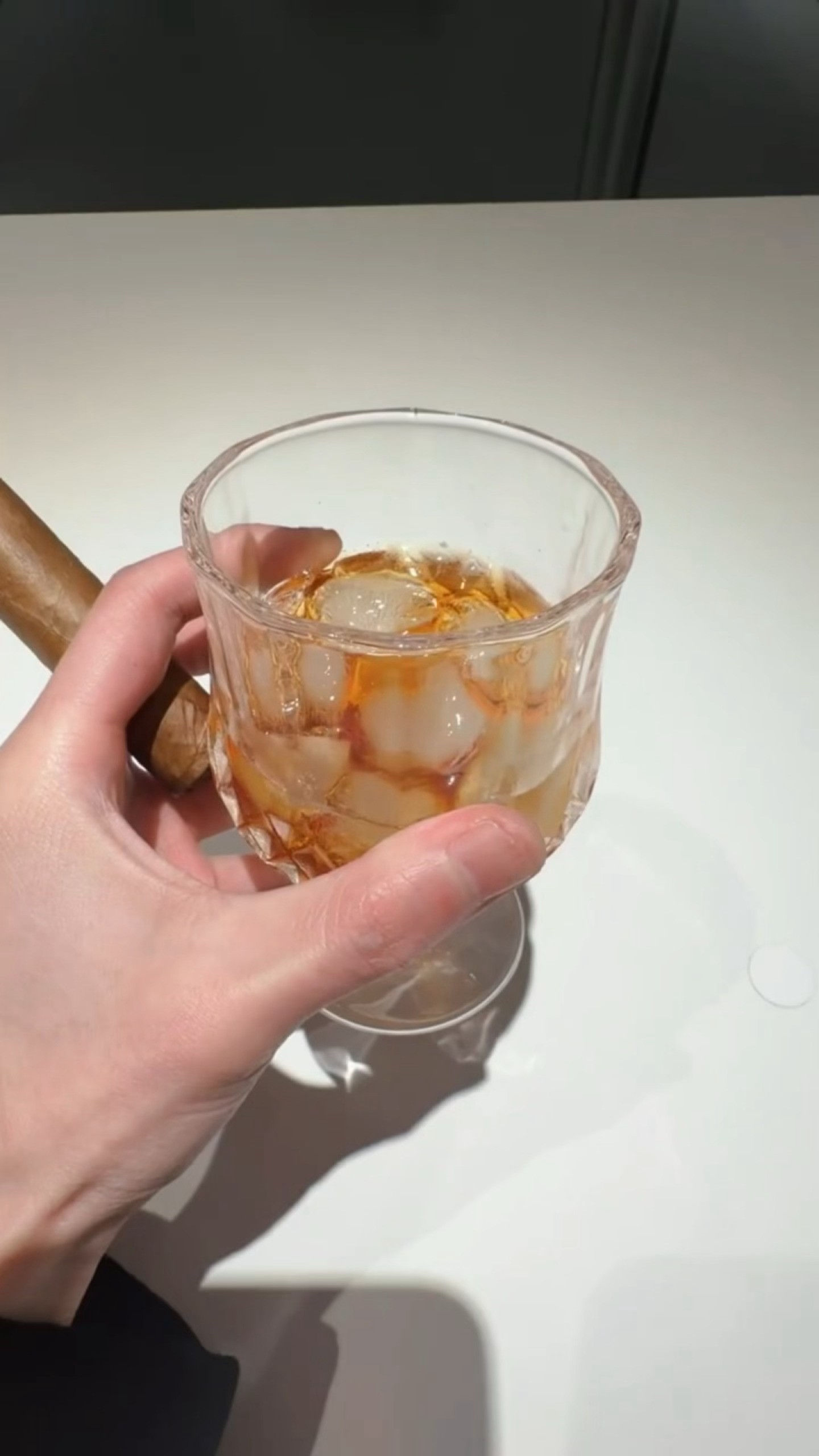好刺激…每一寸都好刺激…手指头，酒杯，雪茄，夹着雪茄的指尖，隔空轻碰的清脆声…晨