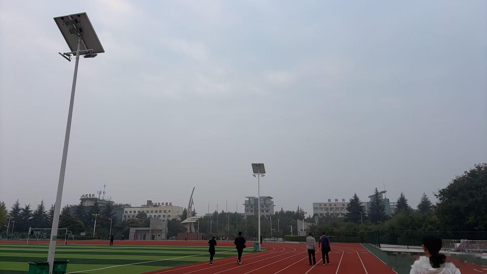 跑步[超话]  🏃‍♀️10K醒了睡不着就去体育场刷圈圈⭕️萨门开跑即刻开跑 