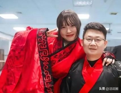 2008年5月12日，22岁的济南军区侦察兵梁智斌在北川中学废墟中徒手刨出10岁