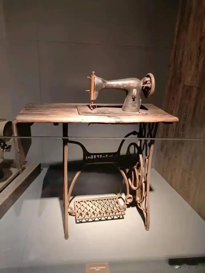 收藏收藏是岁月的私语，将散落的时光串成珠链。我藏过外婆纳的千层底，针脚里藏着她佝