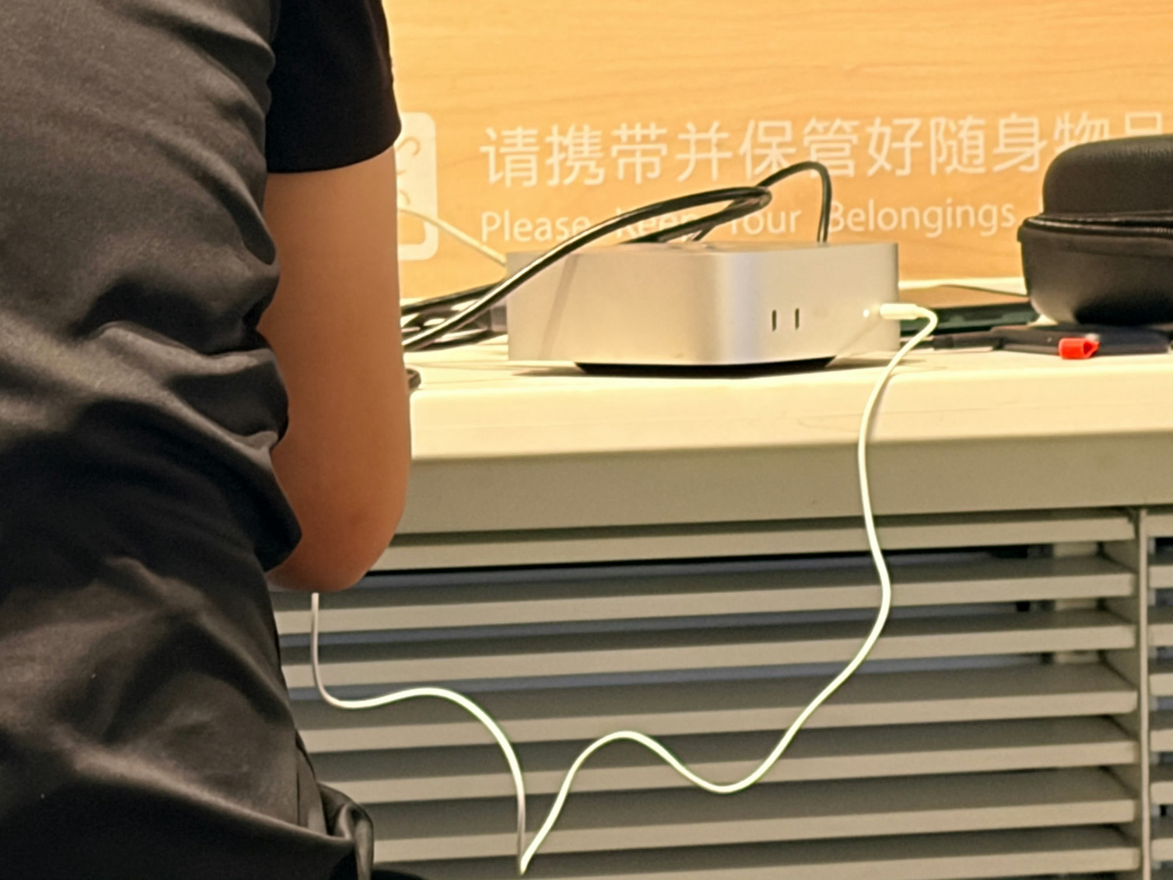 深圳果然是一线城市，在候机楼看到一位大哥用Mac mini 在剪视频