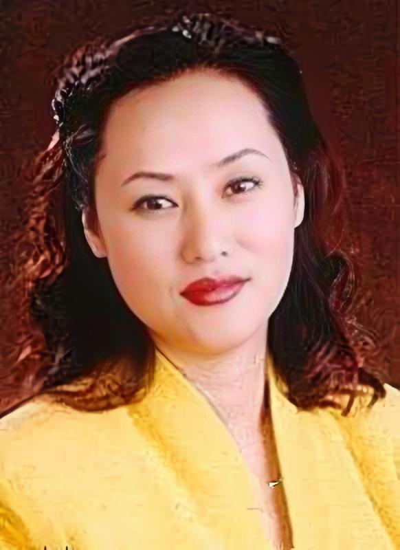 陈丽华离世后，外界目光聚焦在财产、接班和紫檀博物馆，也好奇迟重瑞的未来。她这一生