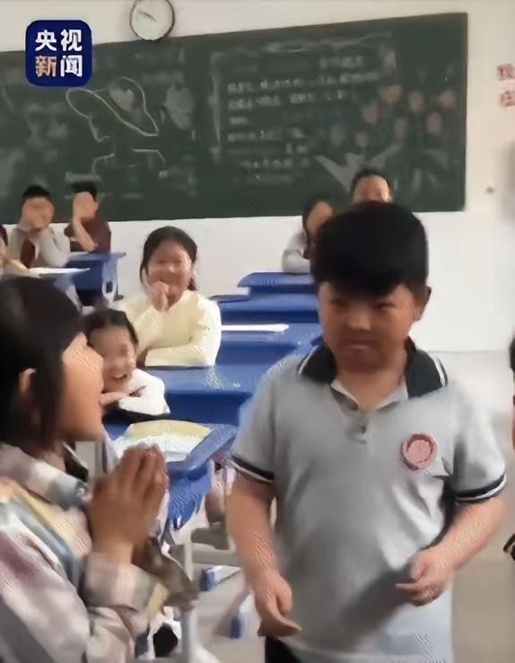 河南洛阳，一教师让全班抽签，只要抽中空白纸条，全班同学就能出去玩一节课，可第一个
