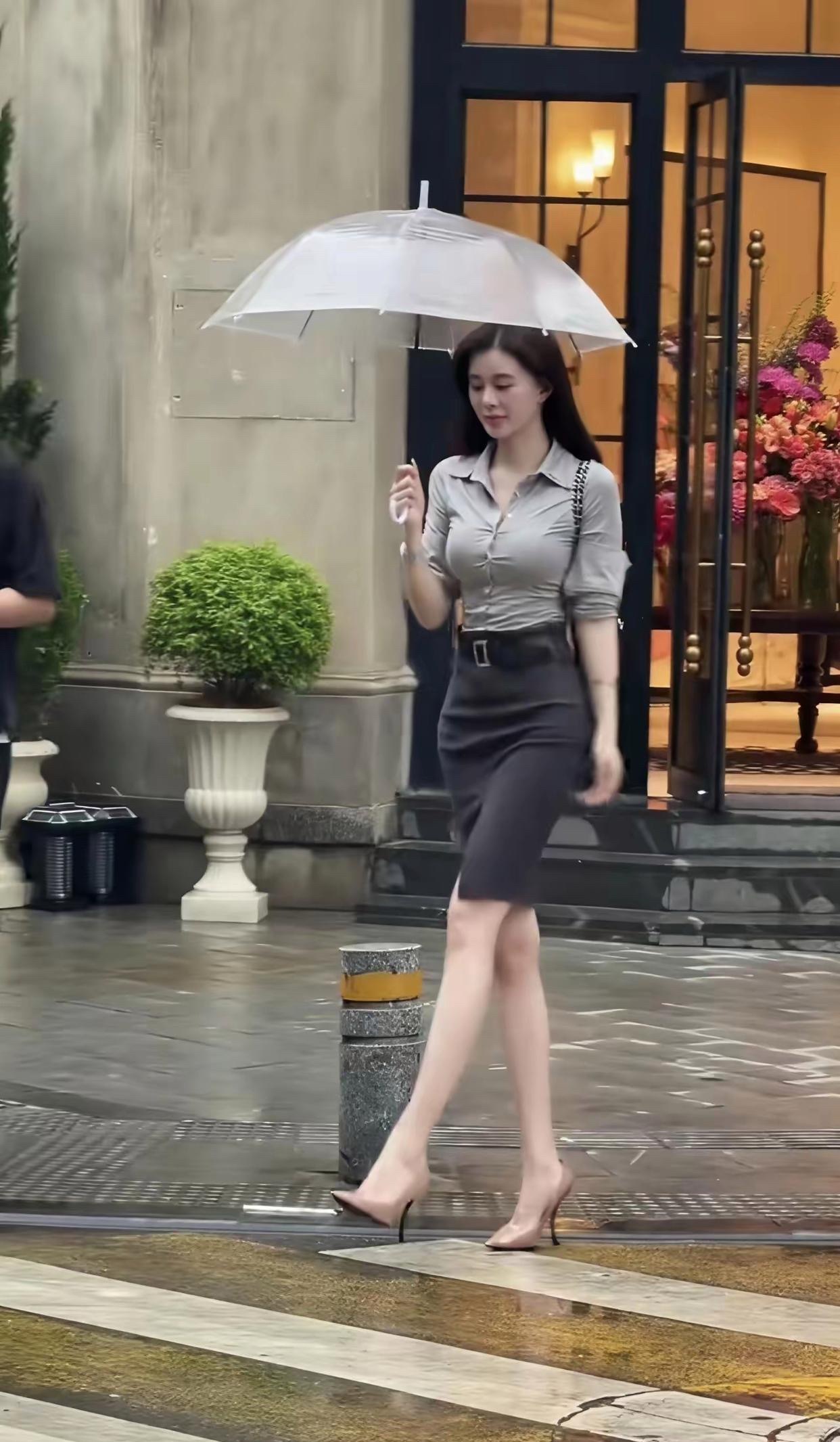 月薪过万，估计都养不起她 