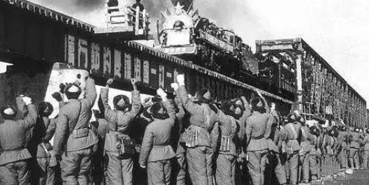 1958年，留在朝鲜境内帮助建设的10万大军突然神秘失踪，美国特务人员寻找了两年