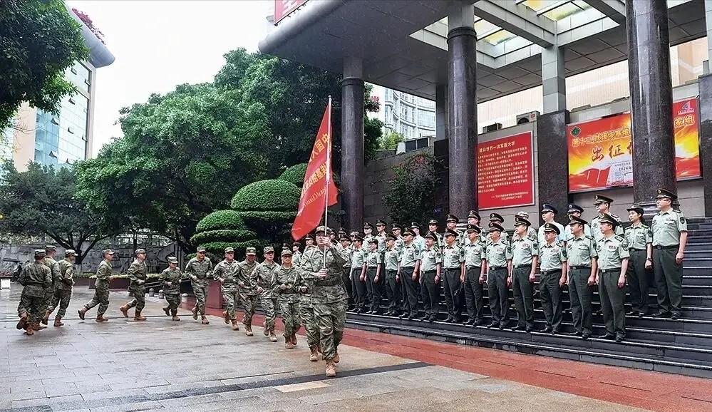5月16日凌晨，13名中国军医摸黑起飞。你以为他们是去开会？错。他们要在埃塞俄比