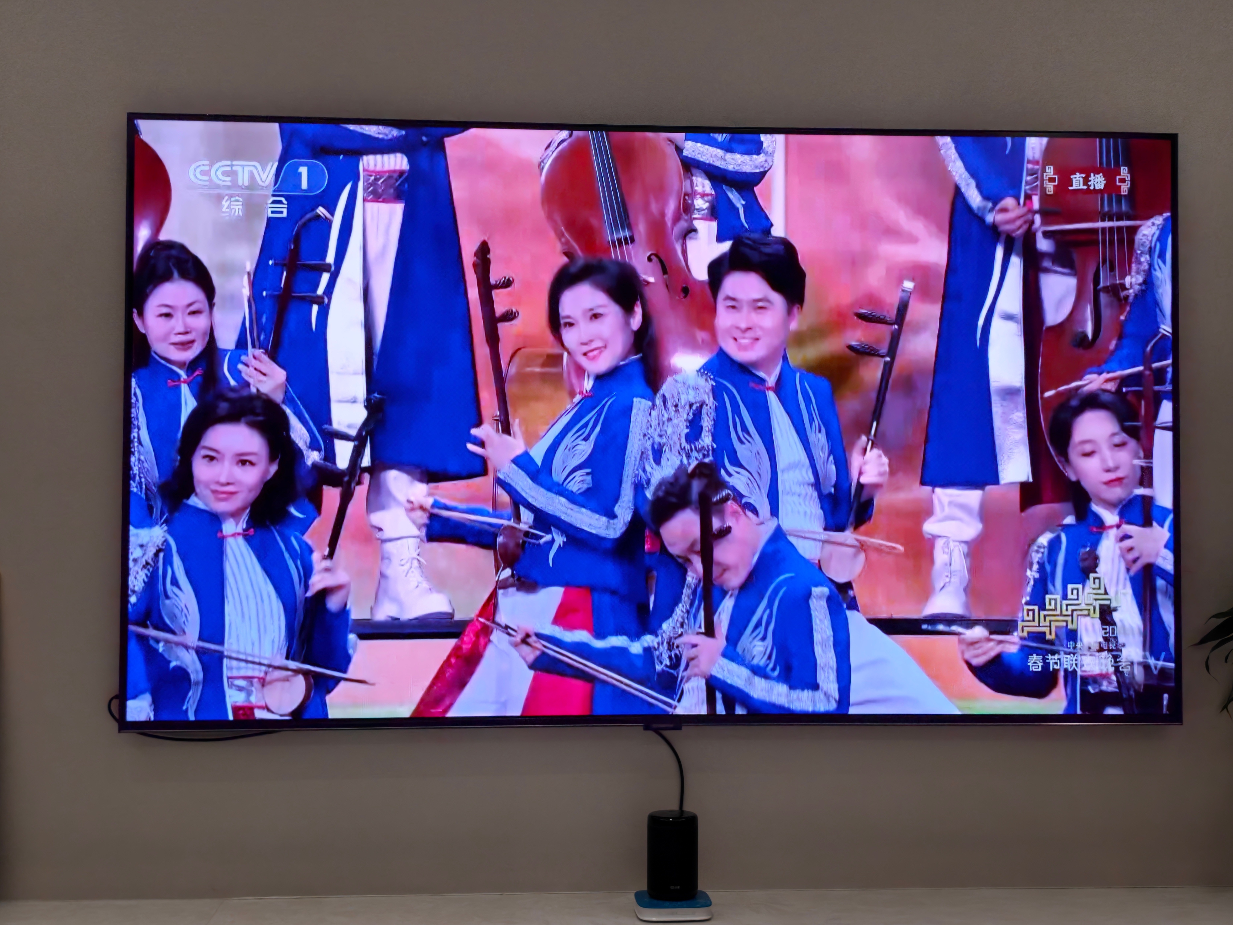 这电视也太糊了。。。。都是喂大伙吃这种东西吗