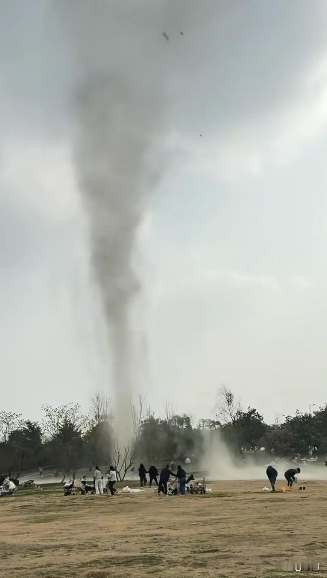 成都一公园突发“龙卷风”，市民称头一次见，很多市民快速撤离，没有人员伤亡。事发2