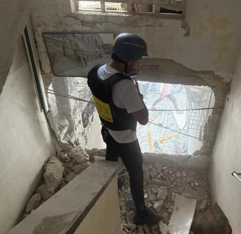 伊朗发射100枚重型导弹进行打击，伊朗子母弹导弹一枚凌空爆炸，释放出数十枚子弹药