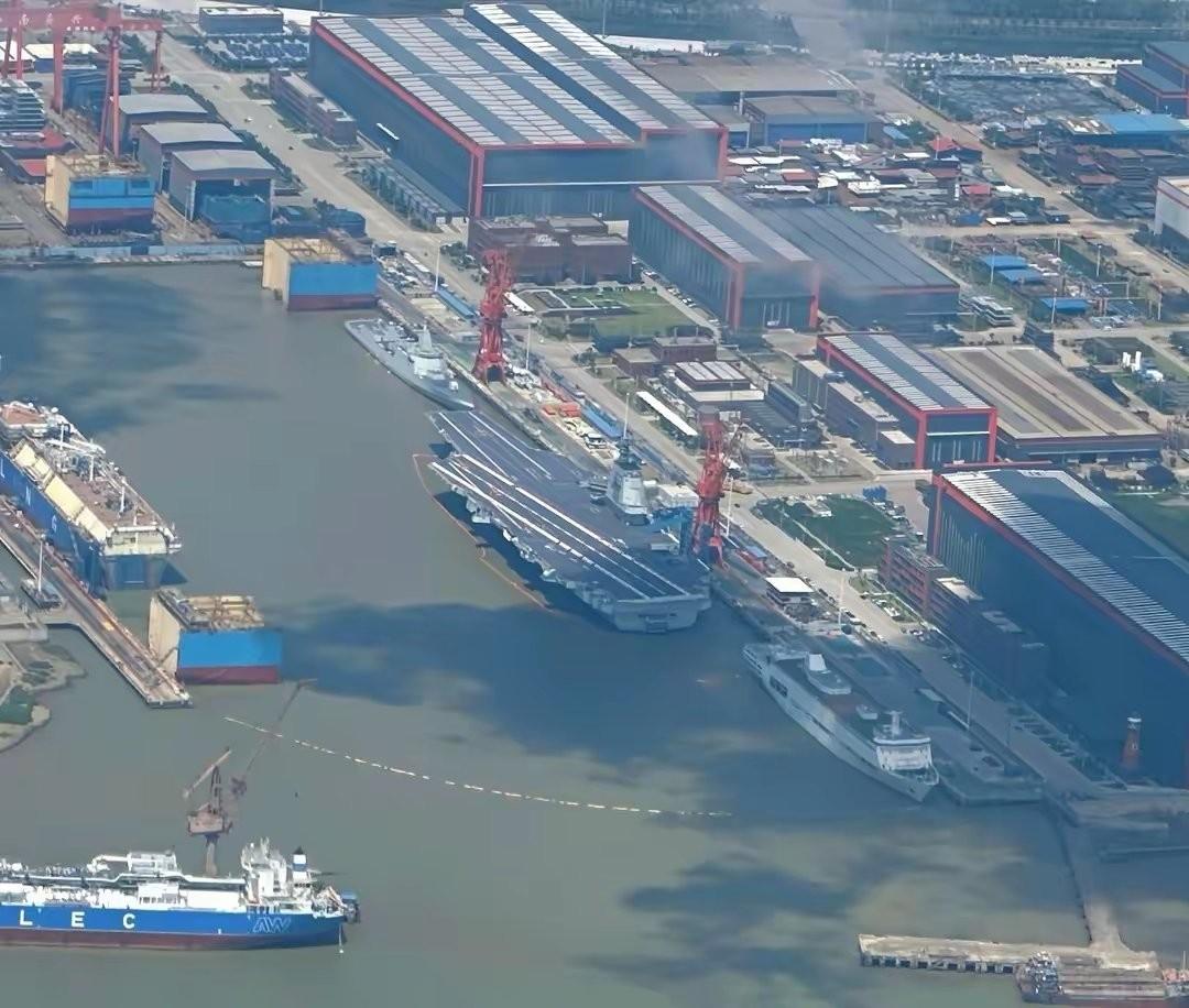 福建舰刚洗完“海澡”，港口一晾干，军迷这边已经操心起它弟弟该长成啥样了。

老规