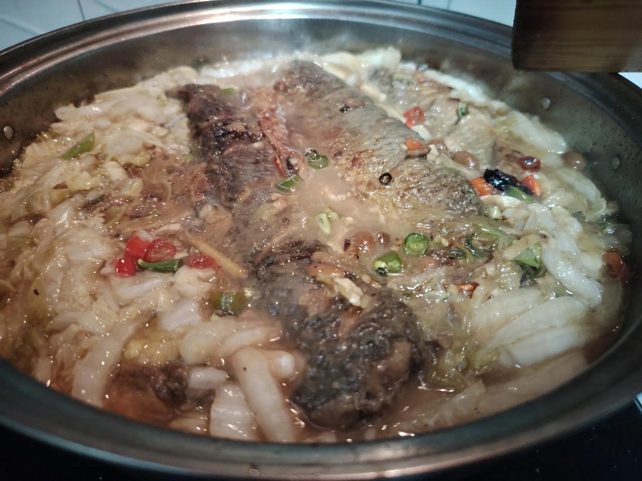 1 选好草鱼，打花🔪，用料酒、盐、醋、酱油、豆豉、胡椒、花椒浸泡入味。
2 一