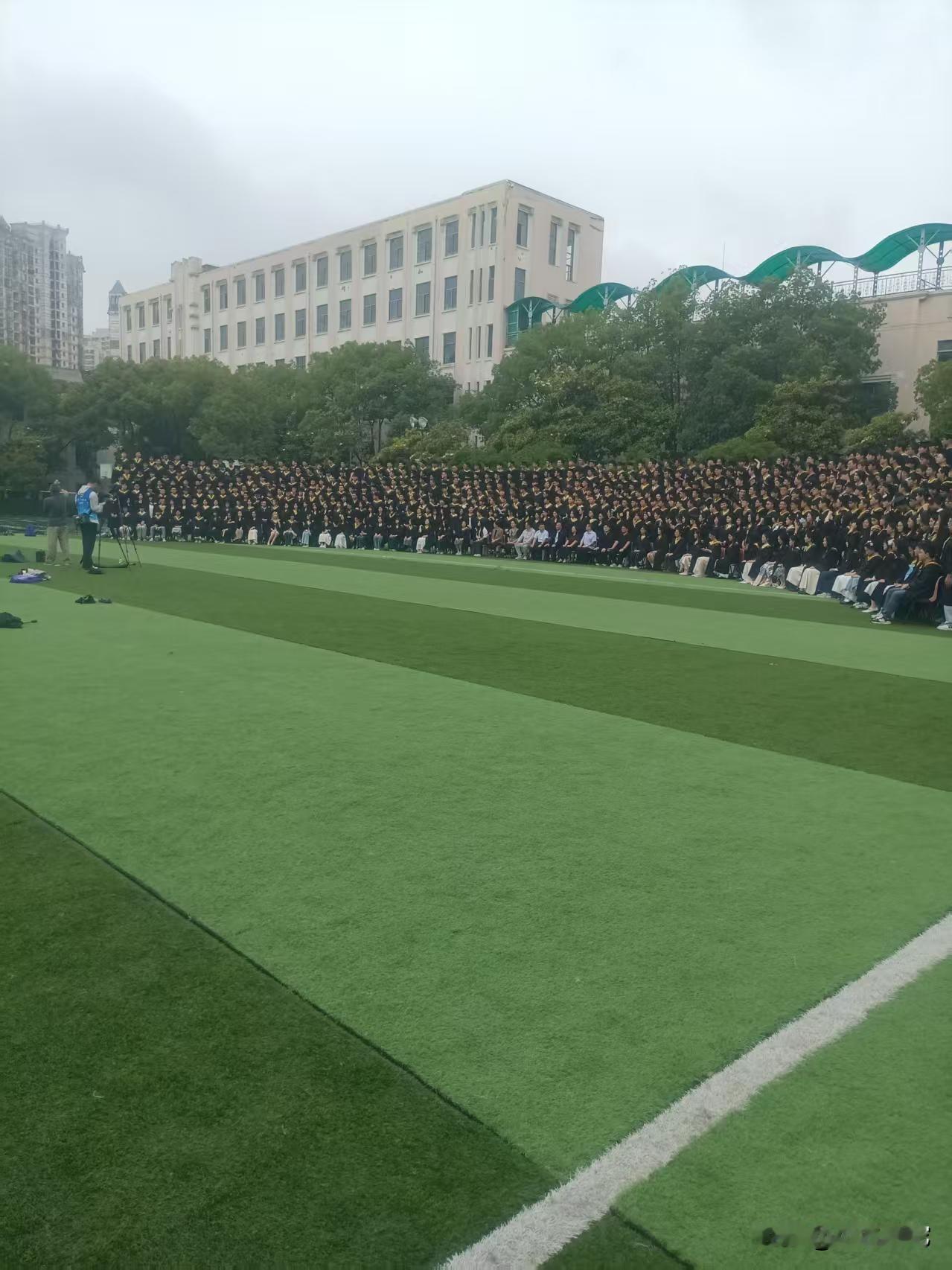 我认为快乐重要。
快乐的童年在今天的社会状态下显得尤其诊贵。
经常看到一些让小孩