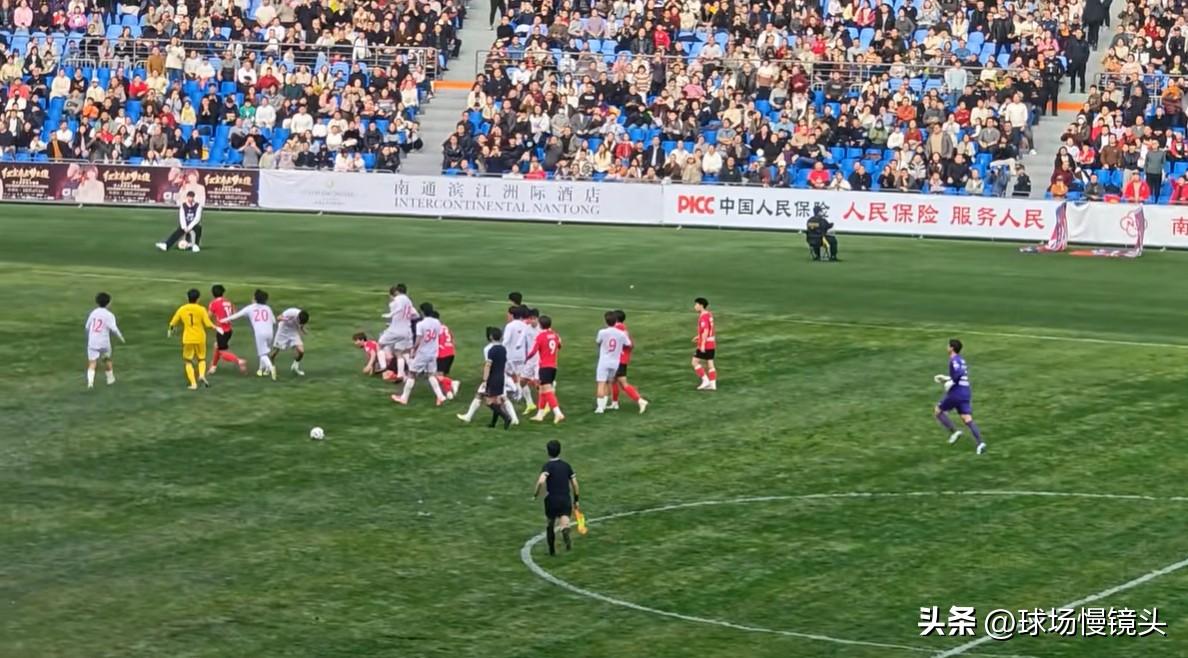 丢人现眼！今日南通vs上海海U21
热身赛变全武行，中国足球的底线在哪？

南通