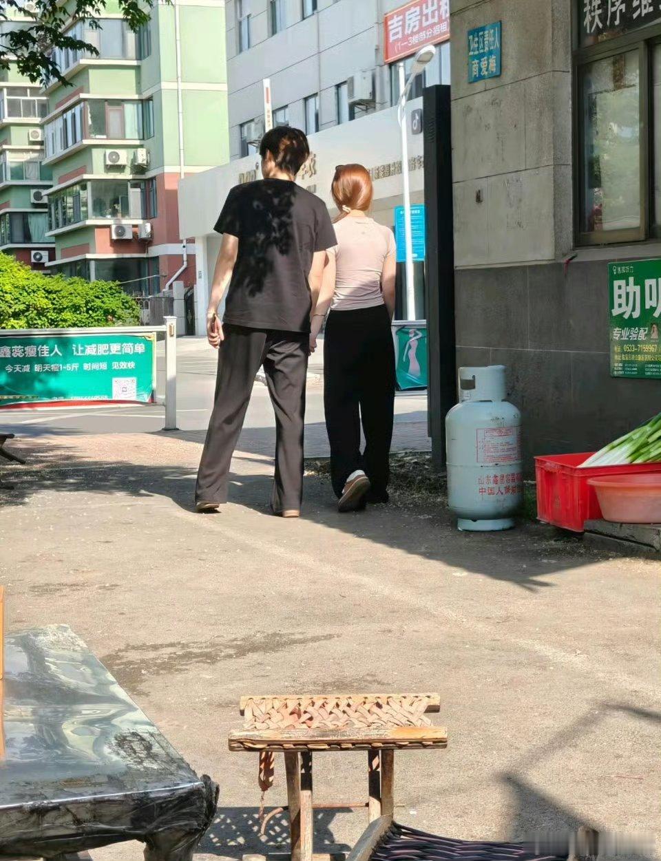韩汶栩与女友手牵手在老家逛街看来脸皮厚还是有好处的 