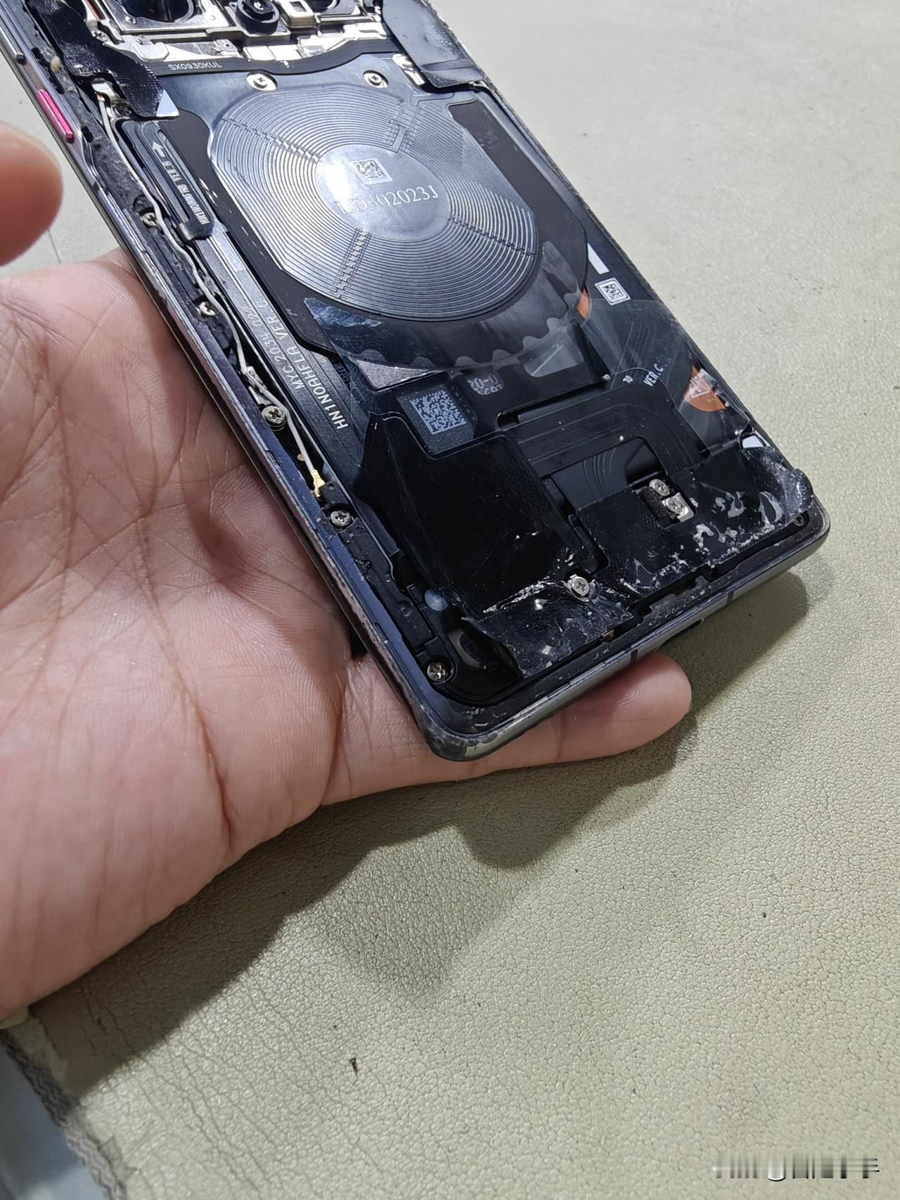 上个月收了熟客的一台华为Mate 40RS保时捷。手机是他同事一直自用的。他说 