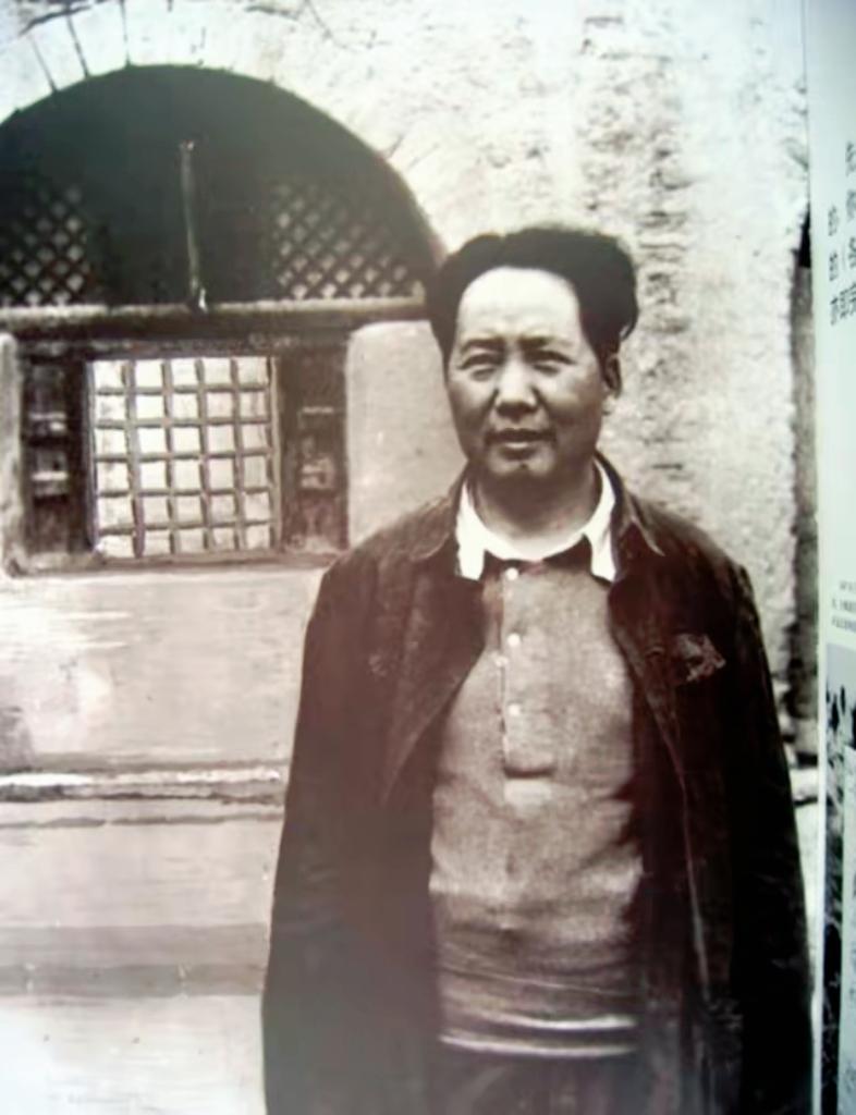 毛主席哭着给刘胡兰题词，随后指示徐向前，把阎锡山往死里揍！


1957年1月1