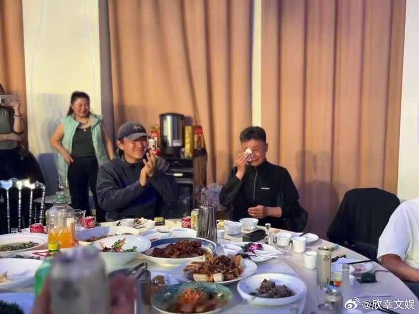 生命树导演泪洒杀青宴生命树导演杀青宴哭了生命树导演泪洒杀青宴，哇，[可怜] ​​