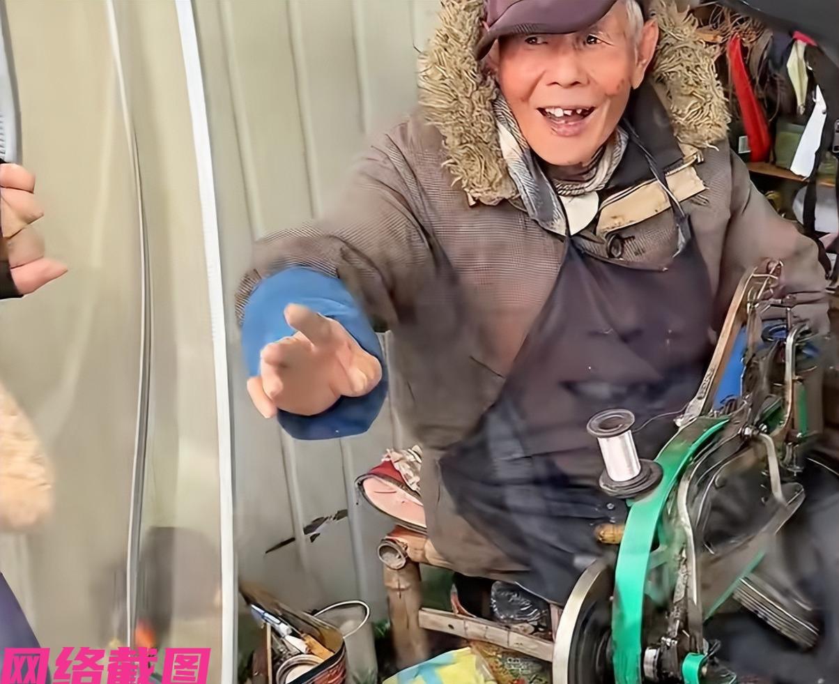 江苏无锡有女子的义肢脚底断裂，如果女子想要重新换新就需要花费上万，为此女子想到找