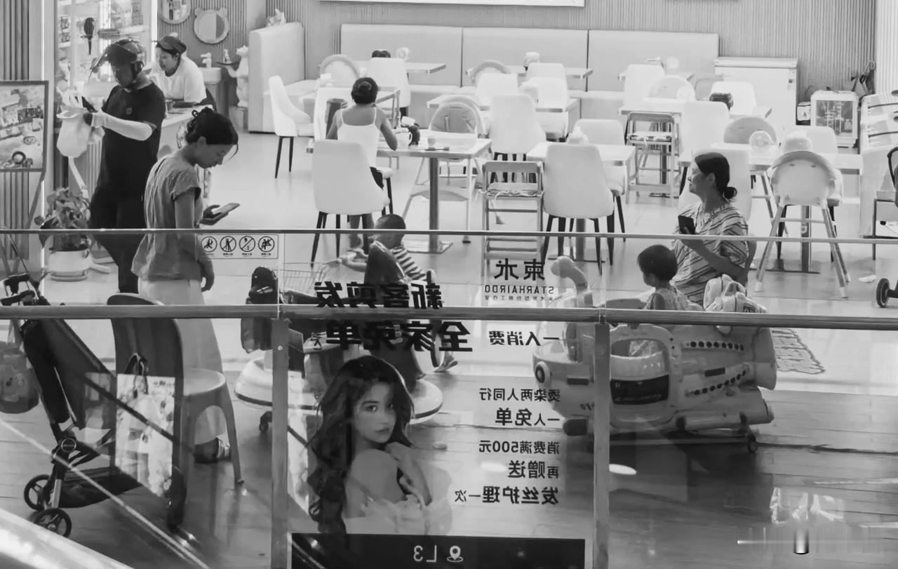 商场里的“平行宇宙”，有人在遛娃，有人在谋生
没人看窗外的“甜蜜套餐”，奶奶的套