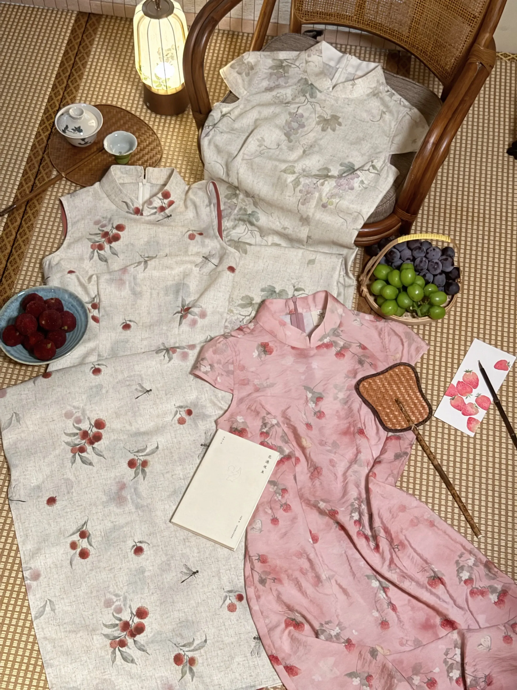 国风人的夏日低饱和系穿搭。炎炎夏日或许你需要来一件葡萄🍇草莓🍓还是...