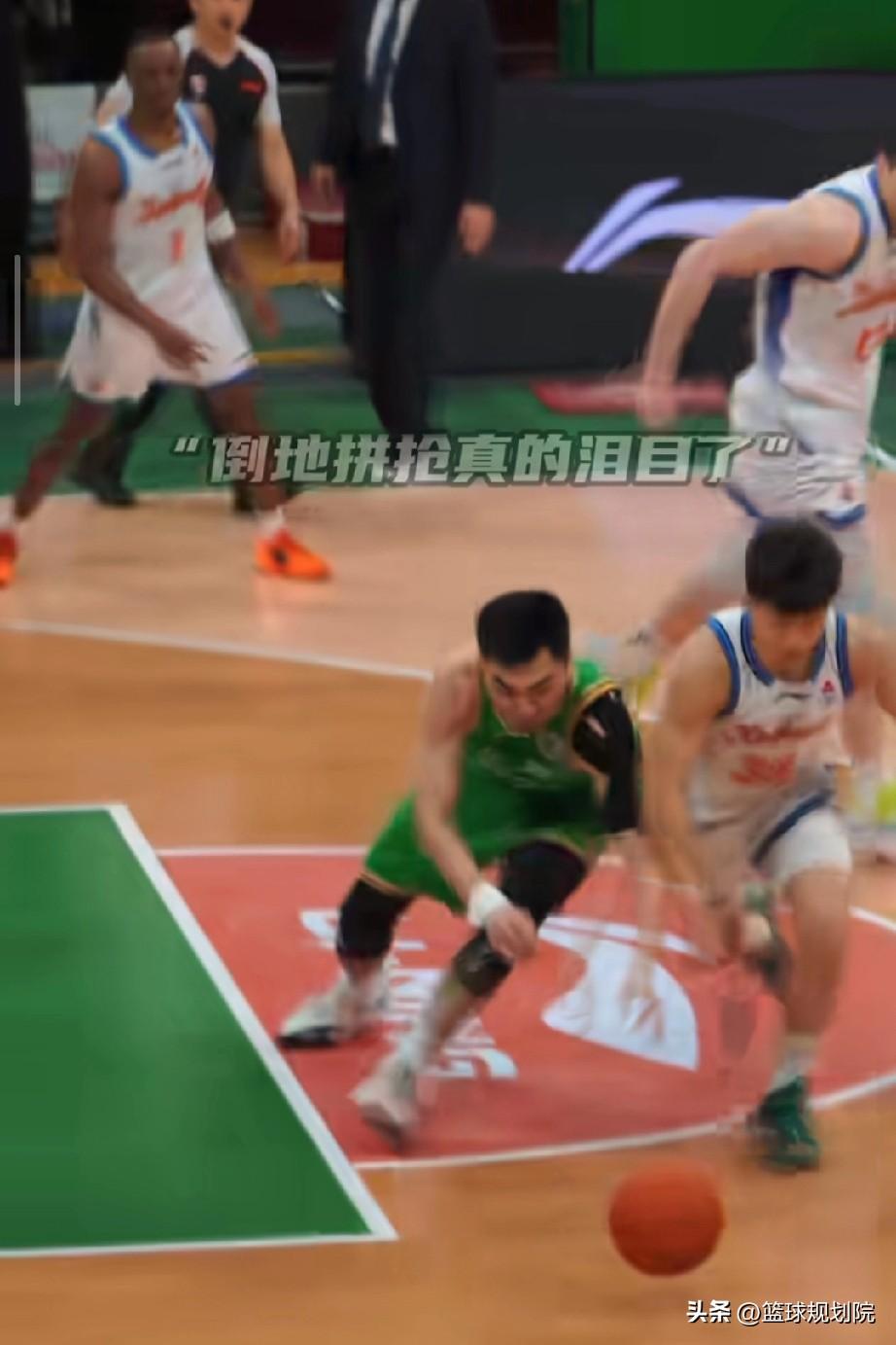 这样的二哥怎么能不敬佩呢？一次次的倒地拼抢！

辽宁男篮李晓旭绝对是年轻球员的典