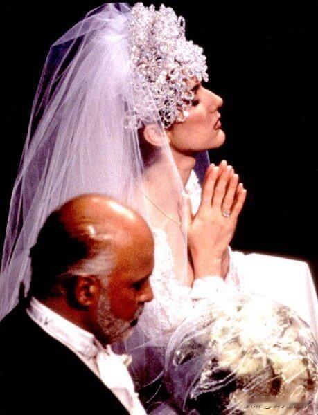 1994年席琳迪翁的世纪婚礼真的出圈！
26岁的她嫁给大自己25岁的经纪人雷尼，