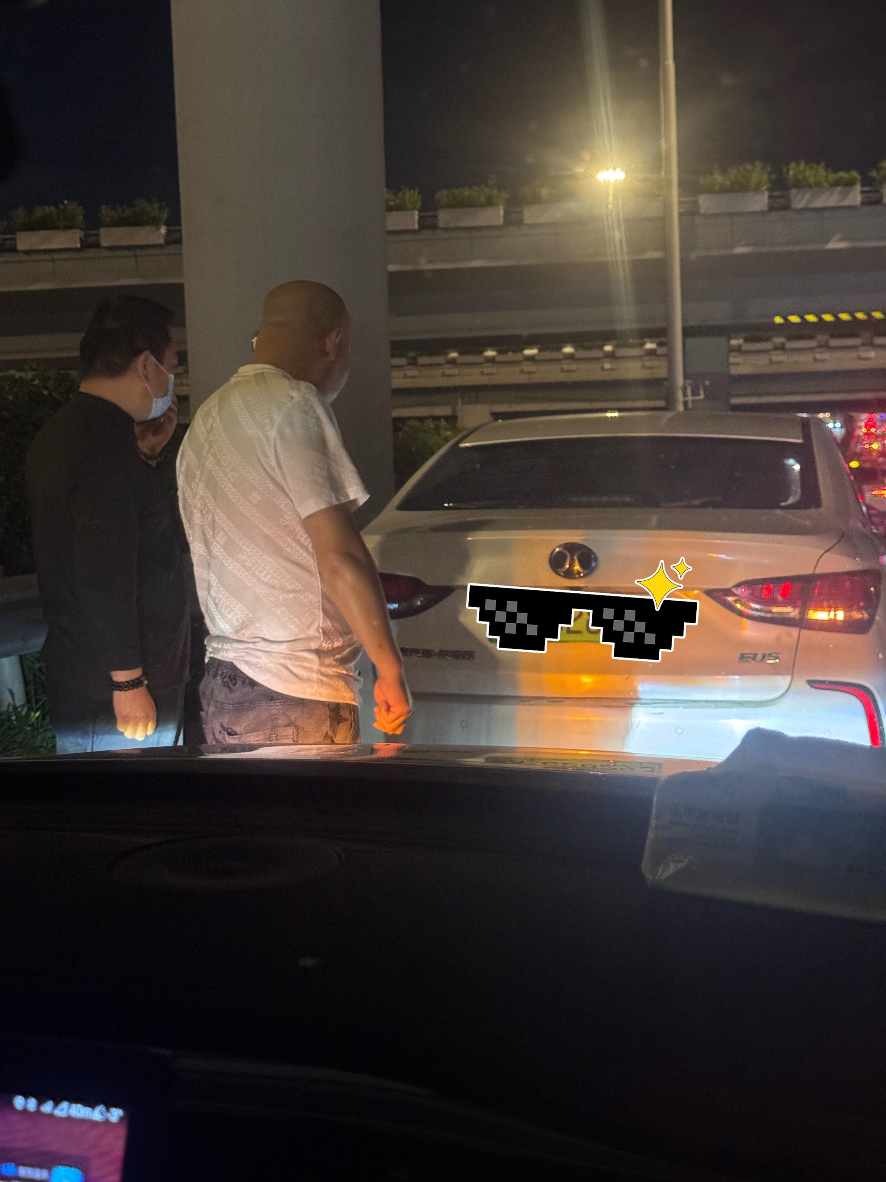 委屈的心情达到了顶峰去机场的路上司机追尾了前车，飞机没有赶上只能带着小助理在机场