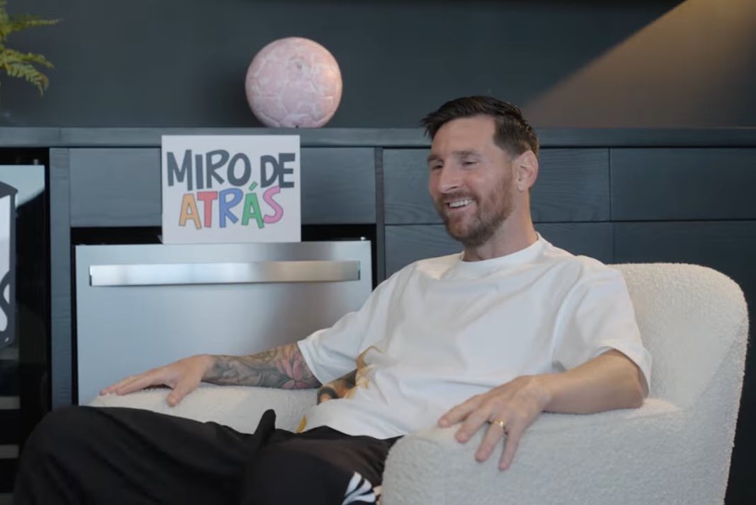 #梅西说马拉多纳超越一切# 近日梅西做客播客节目Miro de Atrás，接受