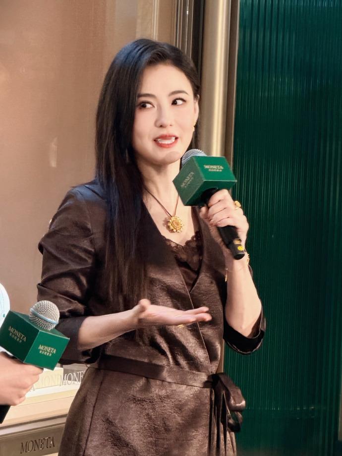 张柏芝46岁骨相北京线下活动生图惊艳亮相，张柏芝身着黑色缎面套装尽显典雅质感，搭