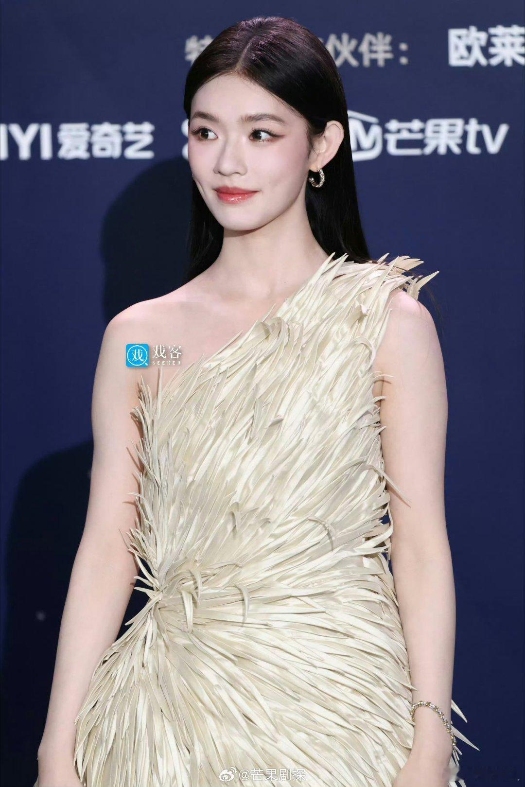林允穿的裙子是用麦秆做的林允穿着用干麦秆做的裙子 林允穿着用麦秆做的裙子，还是好