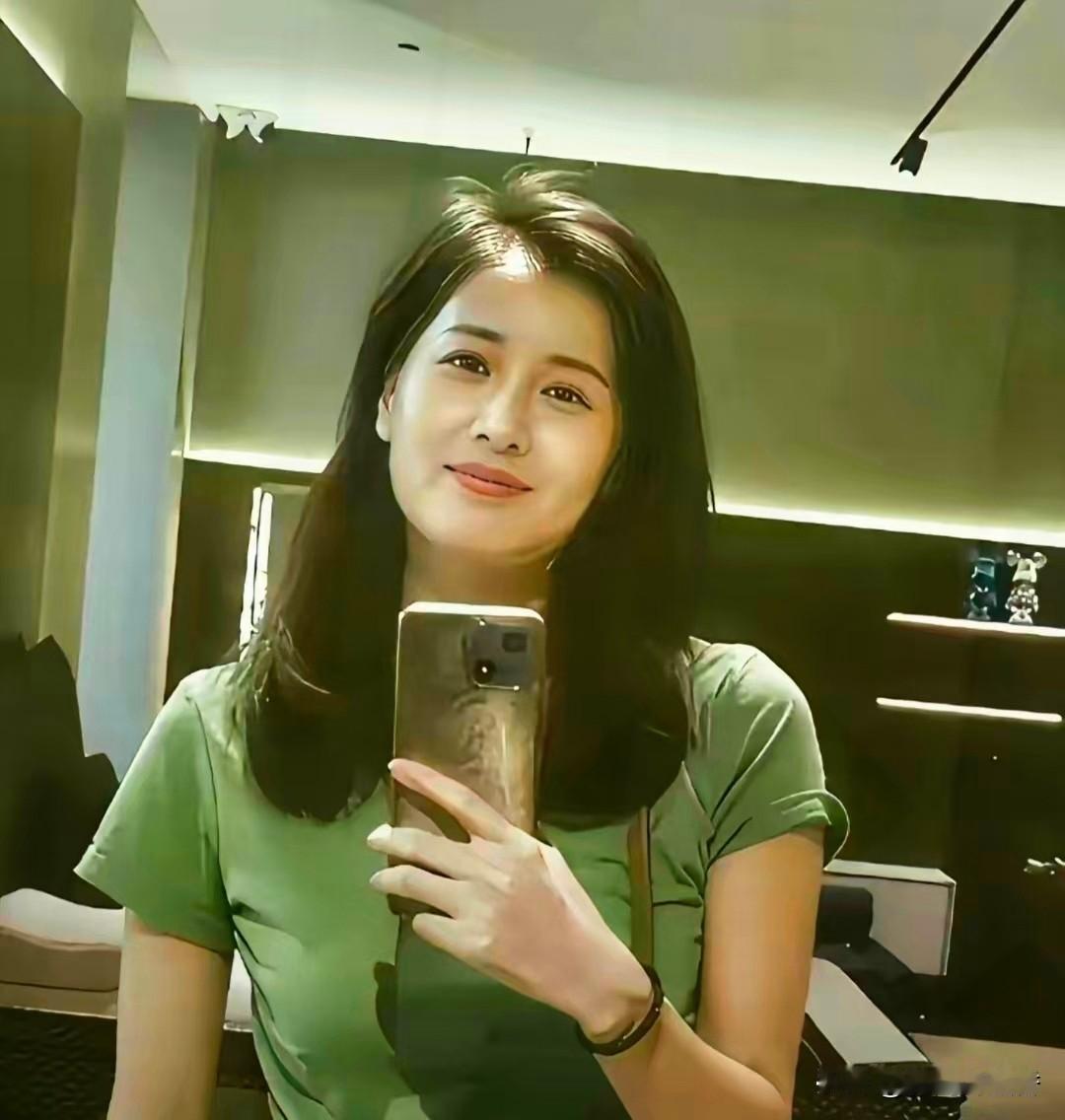 常听人说这个女人有女人味，到底什么才是女人味？是精致妆容，还是漂亮穿搭？
 
在
