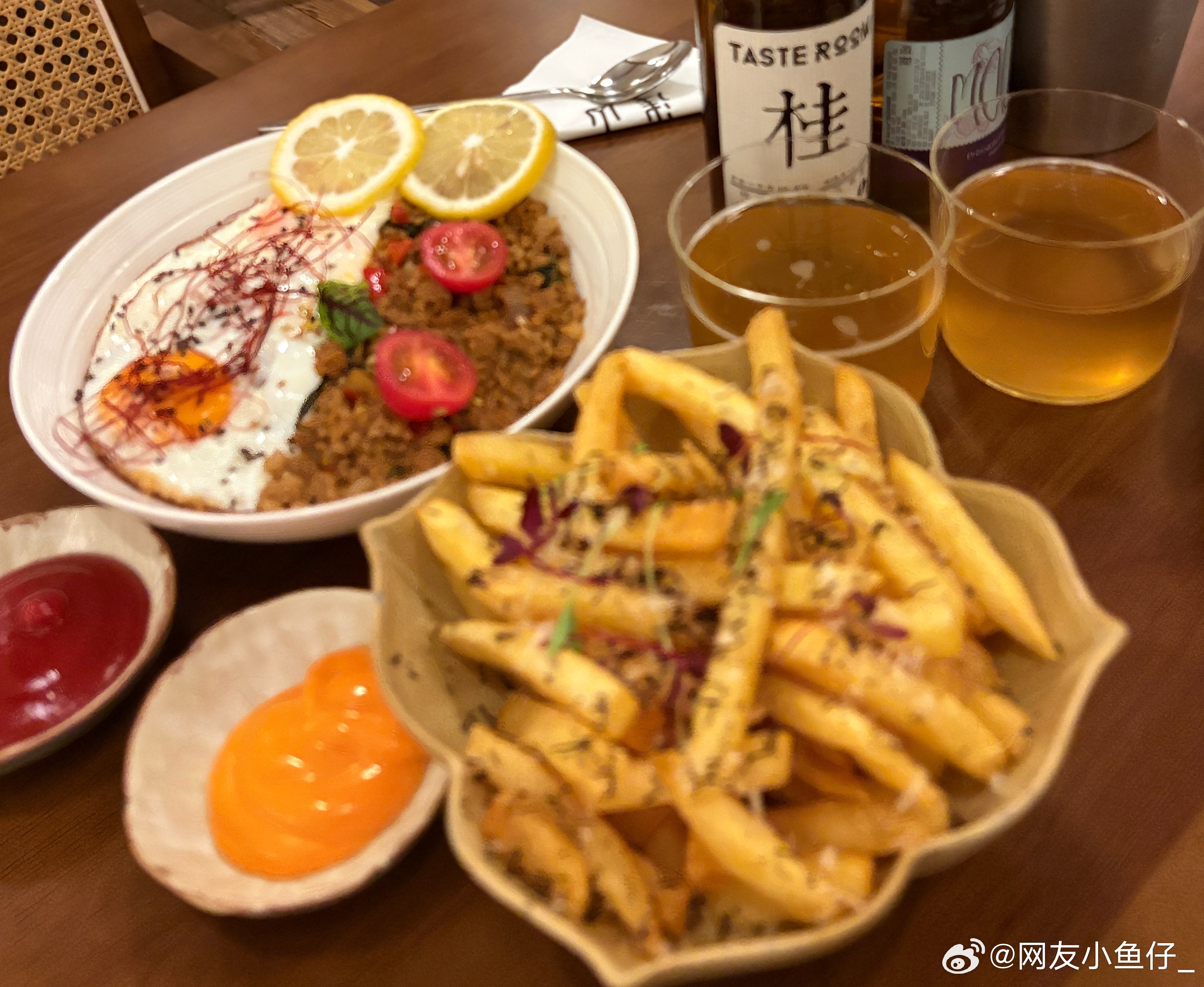 蹭粉的美甲虽然容易掉 但你还别说 还真挺好看 健康公园夜市卧虎藏龙 最近好吃的好
