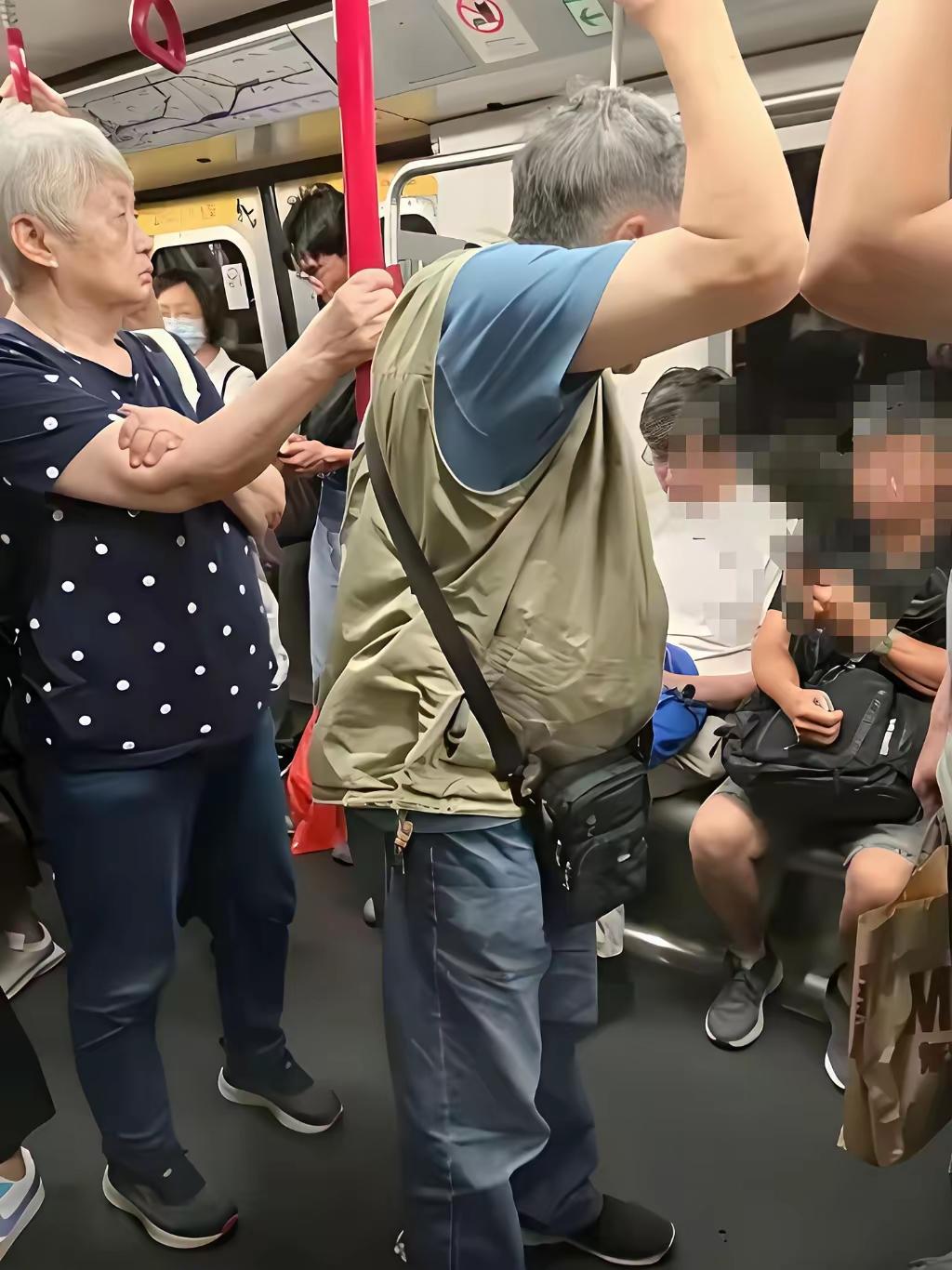 站着的，是七八十岁的老年人，还有拄着拐杖的老年人，他们体力不支，疲惫不堪。坐着的