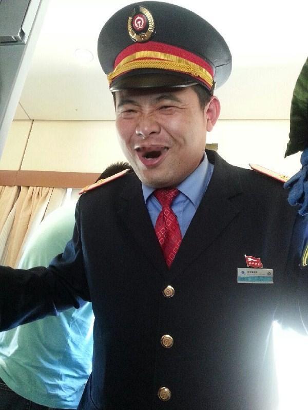 2013年乘京藏线去西藏，快到格尔木，同车厢一个年轻女孩高反严重，呕吐不止。列车