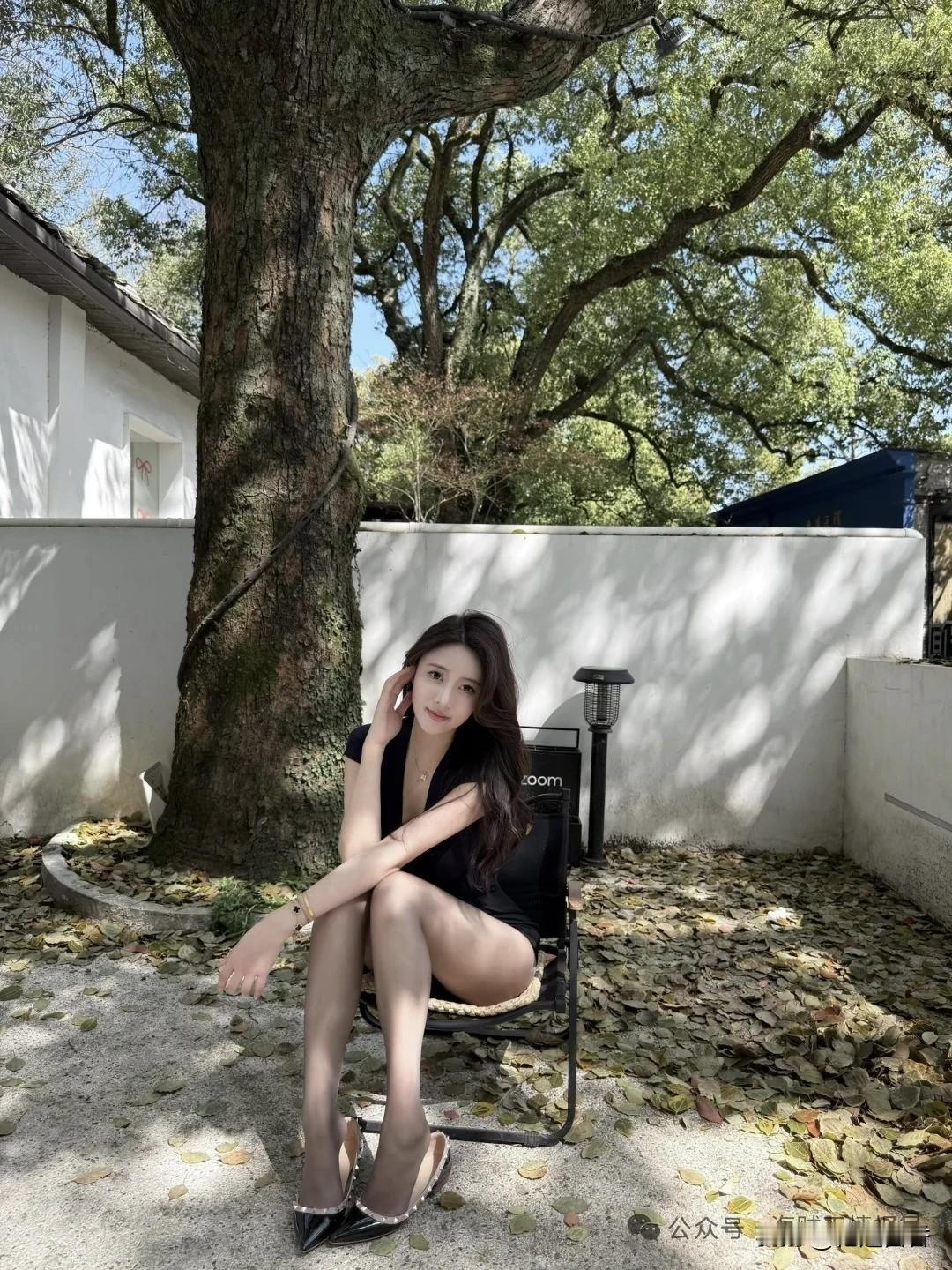 秋日午后，树荫下，优雅黑裙，静谧时光